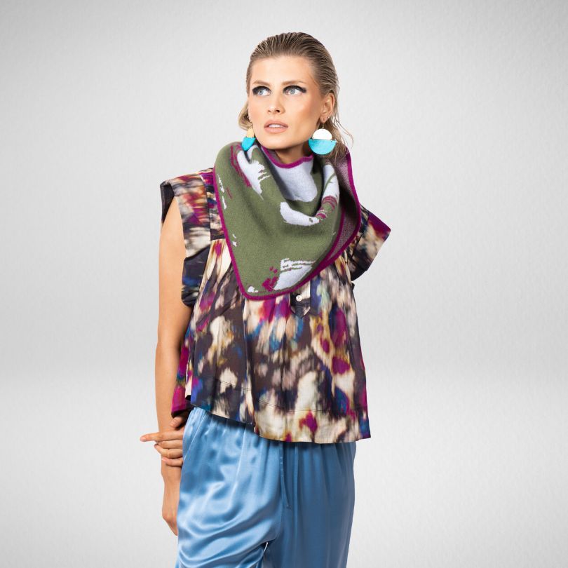 Foulard bandana vert olive - Laine mérinos torsadée illustrée à la main